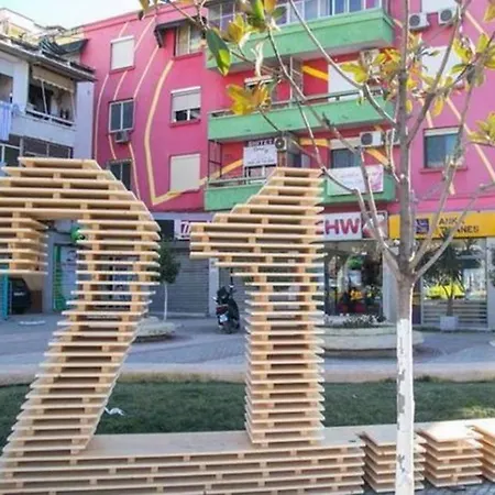 21 Dhjetori アパート