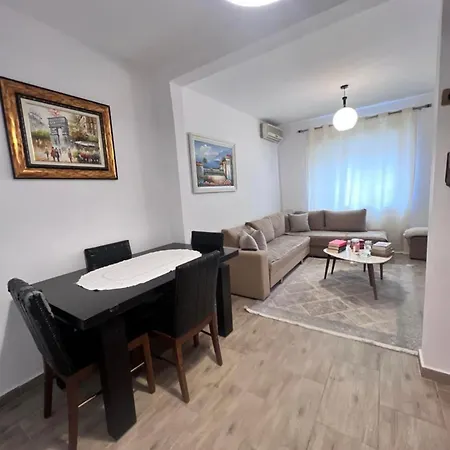 21 Dhjetori アパート ティラナ