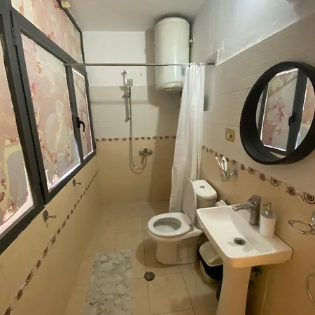 21 Dhjetori アパート ティラナ