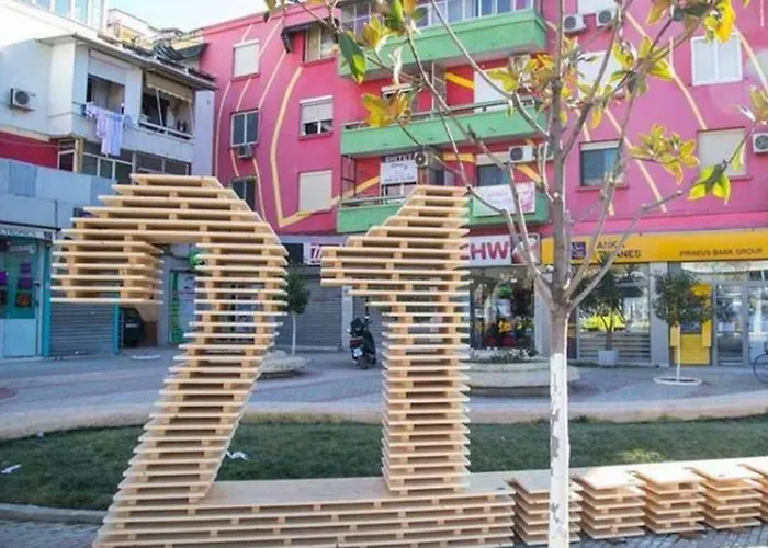 21 Dhjetori アパート