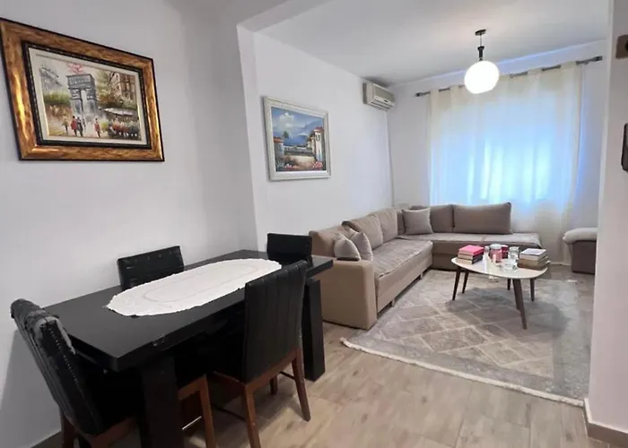 21 Dhjetori アパート ティラナ