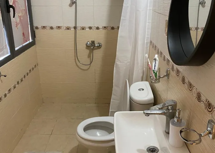 21 Dhjetori アパート *