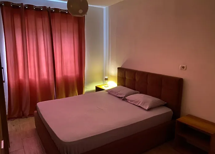 21 Dhjetori アパート *