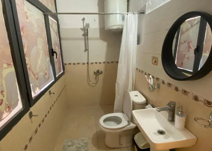 21 Dhjetori Lägenhet Tirana